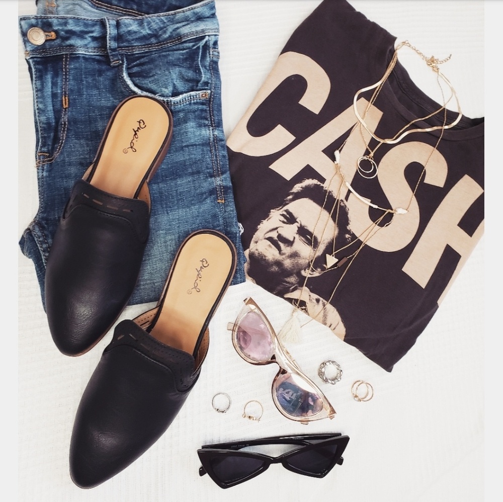 🆕️//The Cassidy// black mule flat - Picture 3 of 8